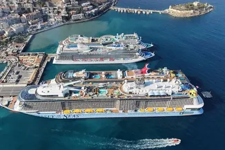 4 Kruvaziyer Birden Yanaştı: Kuşadası'na 11 Bin 811 Turist Geldi