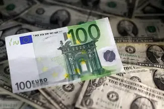 Euro Falls to 17-Month Low Against Dollar Amid French Debt Fears