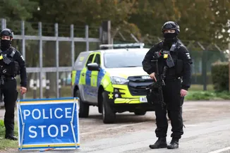 Projet D'Attaque Contre une Base Militaire en Angleterre : Les Cinq Hommes Arrêtés Libérés Sous Caution