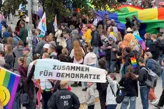 Proteste Gegen AFD In Schwerin: Gegen Die "Blaue Welle"