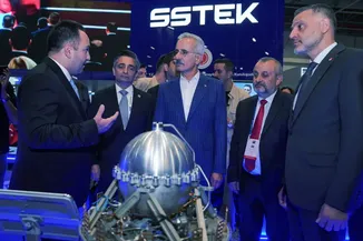 Ulaştırma ve Altyapı Bakanı Uraloğlu, IDEF 2025'i ziyaret etti:
