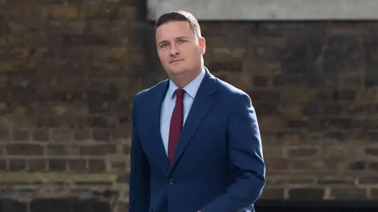 İngiltere’de Siyasi Kriz Derinleşiyor: Starmer Kabinesinde İlk İstifa Geldi