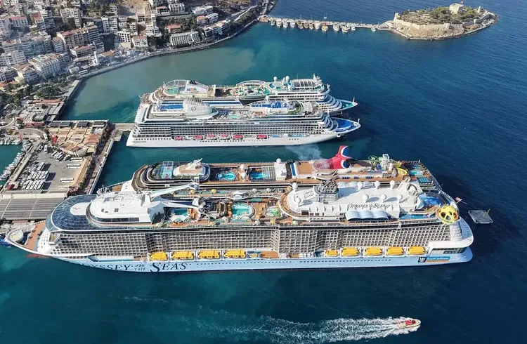 4 Kruvaziyer Birden Yanaştı: Kuşadası'na 11 Bin 811 Turist Geldi