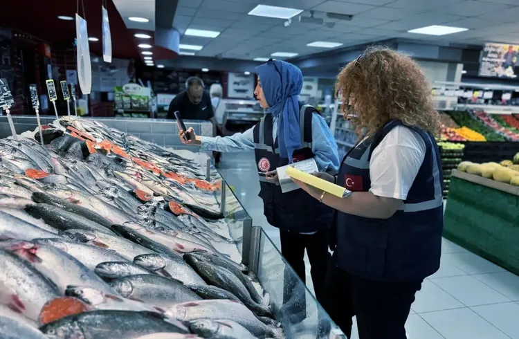 Antalya'da Kurban Bayramı öncesi "etiket ve haksız fiyat artışı" denetimi yapıldı Antalya'da Kurban Bayramı öncesi "etiket ve haksız fiyat artışı" denetimi yapıldı