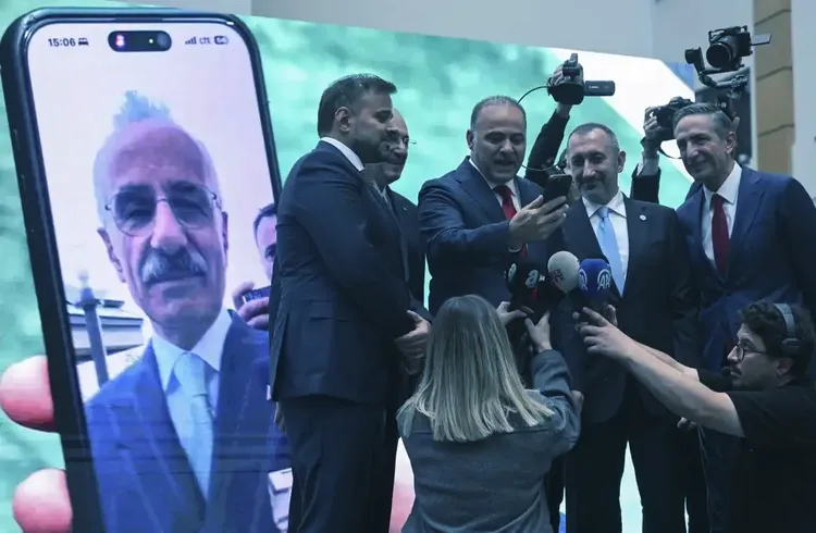 Bakan Uraloğlu, 5G ihalesinin yapıldığı salona canlı bağlantıyla hitap etti: Bakan Uraloğlu, 5G ihalesinin yapıldığı salona canlı bağlantıyla hitap etti: