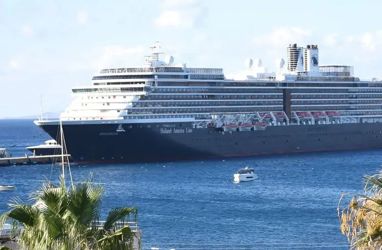 Bodrum'a İlk Kez Geldi: Yaklaşık 2 Bin Turisti Taşıyan Dev Gemi Limana Yanaştı