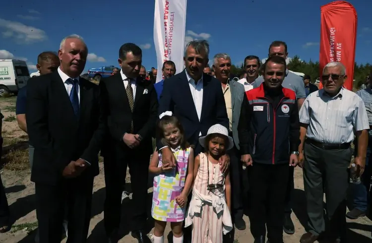 Edirne'de Osmanlı köyündeki gölete 30 bin pullu sazan yavrusu bırakıldı Edirne'de Osmanlı köyündeki gölete 30 bin pullu sazan yavrusu bırakıldı