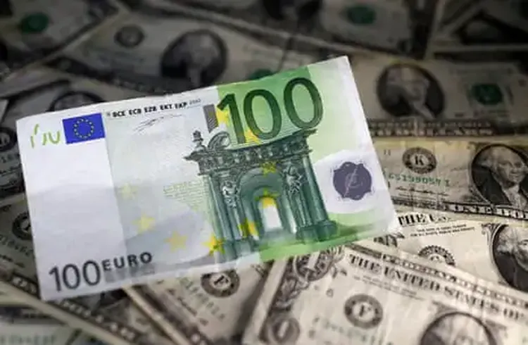 Euro Falls to 17-Month Low Against Dollar Amid French Debt Fears