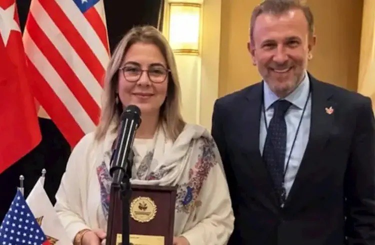 Ferda Bakay Saka’ya Türkiye–ABD İş Birliğine Katkılarından Dolayı Plaket