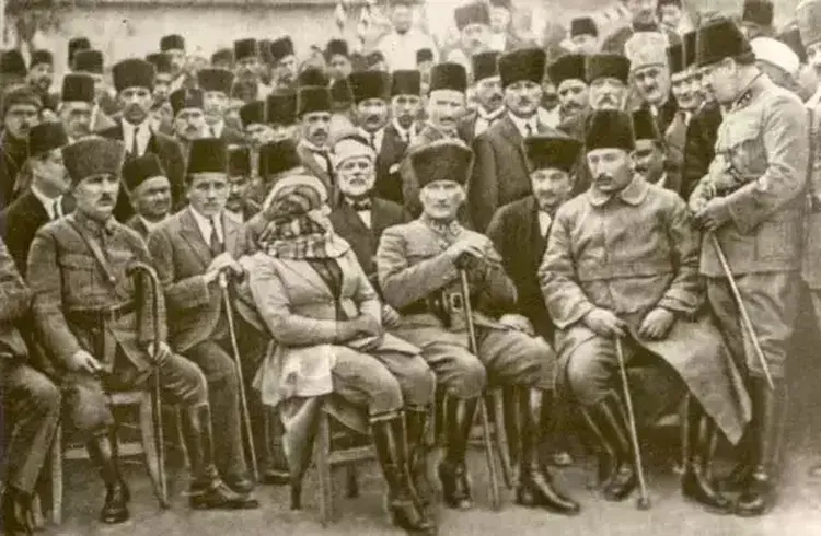 Mustafa Kemal Atatürk: Türkiye Cumhuriyeti'nin Kurucusu ve Modernleşme Öncüsü Mustafa Kemal Atatürk: Türkiye Cumhuriyeti'nin Kurucusu ve Modernleşme Öncüsü
