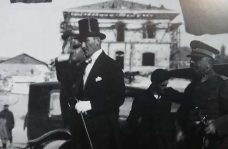 Tarihin Ardında Kalan Atatürk Fotoğrafları: Yeni Buluntular ve Anlam Katmanları Tarihin Ardında Kalan Atatürk Fotoğrafları: Yeni Buluntular ve Anlam Katmanları