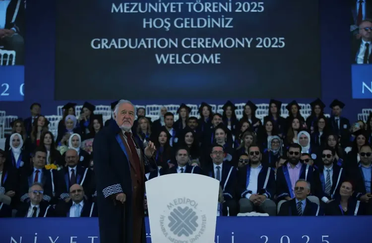 İstanbul Medipol Üniversitesi'nde mezuniyet töreni düzenlendi