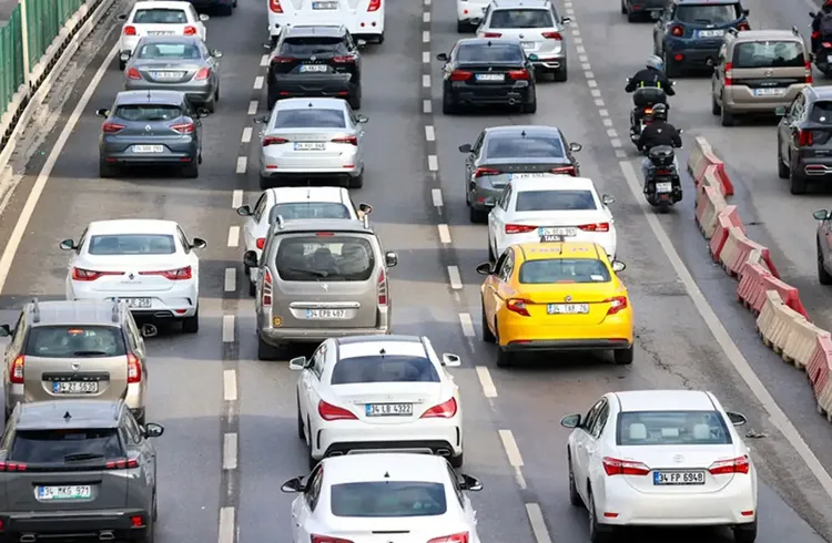 İstanbul'da trafik kilitlendi: Yoğunluk yüzde 83'e ulaştı
