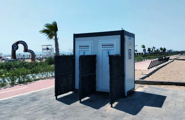 Karmod, Balıkesir'deki mavi bayraklı plajlar için tuvalet kabinleri üretti Karmod, Balıkesir'deki mavi bayraklı plajlar için tuvalet kabinleri üretti