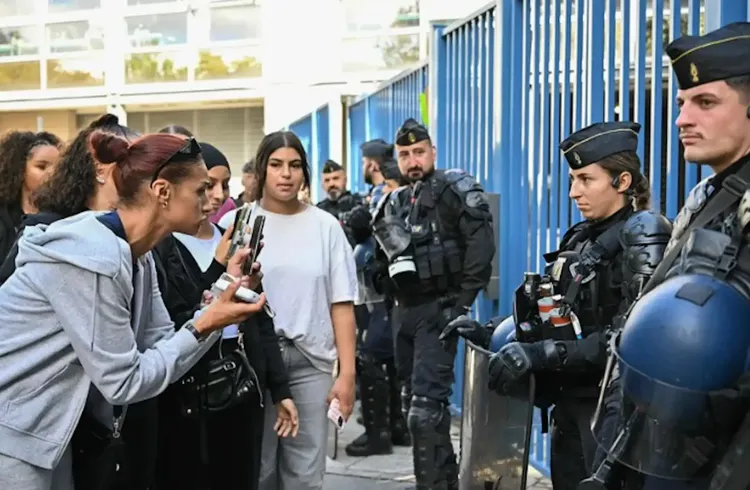 Las Protestas Juveniles y los Bloqueos de Institutos Dejan Más de 600 Detenidos en Francia
