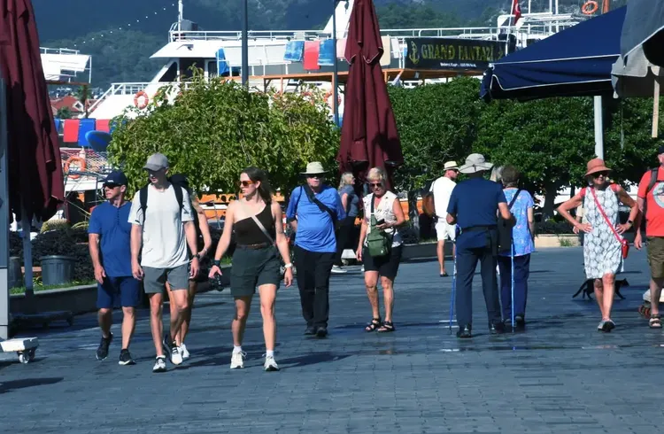 "MS Nieuw Statendam" kruvaziyeri Marmaris'e 2 bin 594 turist getirdi "MS Nieuw Statendam" kruvaziyeri Marmaris'e 2 bin 594 turist getirdi