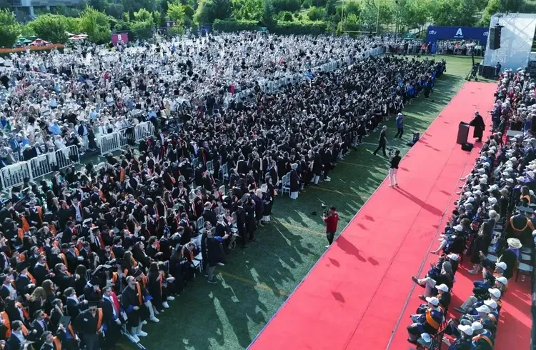 Özyeğin Üniversitesi 14. mezuniyet törenini gerçekleştirdi Özyeğin Üniversitesi 14. mezuniyet törenini gerçekleştirdi