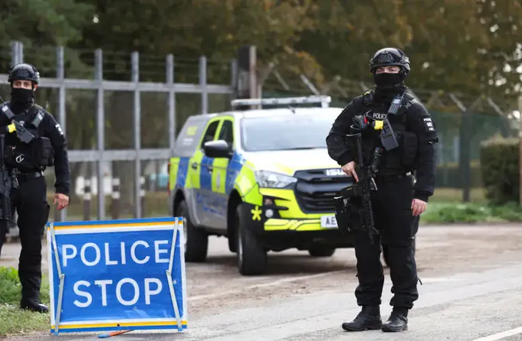 Projet D'Attaque Contre une Base Militaire en Angleterre : Les Cinq Hommes Arrêtés Libérés Sous Caution