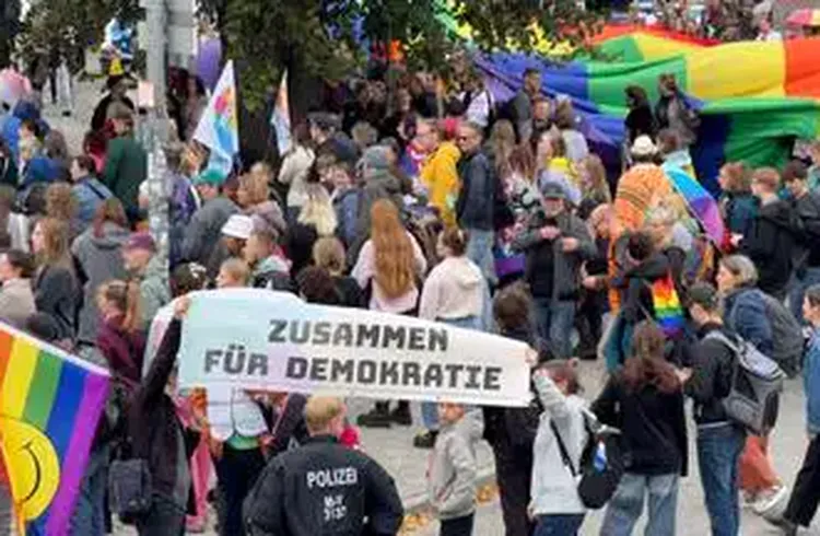 Proteste Gegen AFD In Schwerin: Gegen Die "Blaue Welle"