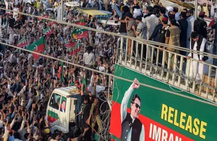 Supporters of Imran Khan Start March on Locked-Down Islamabad