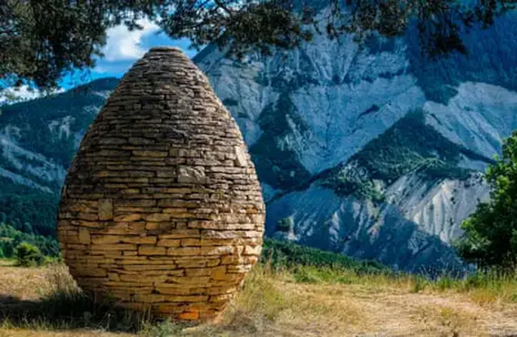 ‘to Sleep in a Sculpture Is a Wonderful Idea’: A Hike Along Andy Goldsworthy’s Epic Art Trail in Haute-Provence