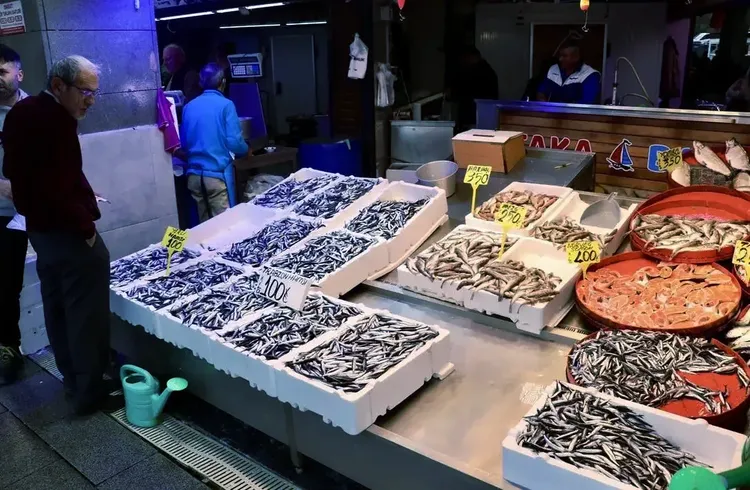 Trabzon'da hamsinin kilogramı 100 liradan satıldı Trabzon'da hamsinin kilogramı 100 liradan satıldı