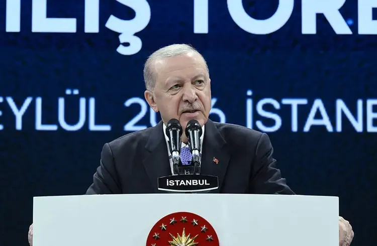 "Türkiye'yi Yatırımlarla Eserlerle Hizmetlerle İhya Etmek Gibi Bir Gayemiz Var"