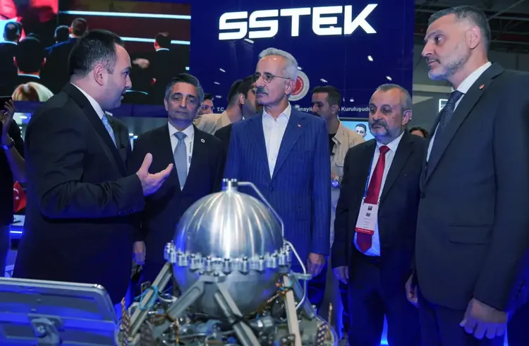 Ulaştırma ve Altyapı Bakanı Uraloğlu, IDEF 2025'i ziyaret etti: Ulaştırma ve Altyapı Bakanı Uraloğlu, IDEF 2025'i ziyaret etti: