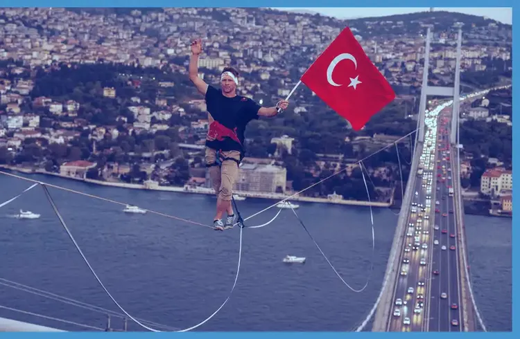 İstanbul Boğazı’nda Yürekleri Ağza Getiren Anlar: Red Bull Sporcusu Halat Üzerinde Asya’dan Avrupa’ya Geçti İstanbul Boğazı’nda Yürekleri Ağza Getiren Anlar: Red Bull Sporcusu Halat Üzerinde Asya’dan Avrupa’ya Geçti