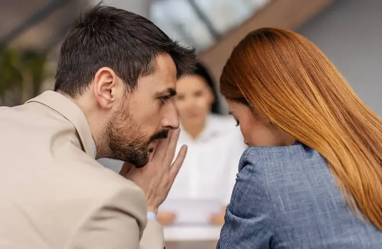 Whatsapp'ta Patronun Dedikodusunu Yaptıkları İddiasıyla Kovuldular! Mahkeme Son Noktayı Koydu
