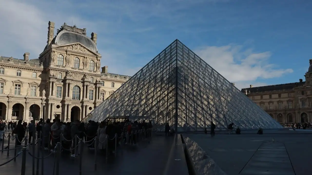 Louvre'un Kapıları 9 Ay Sonra Açıldı: 88 Milyon Euro'luk Mücevherler Hâlâ Kayıp